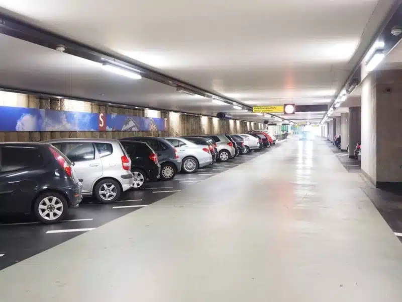 Pourquoi les dimensions des places de parking varient-elles selon les pays ?